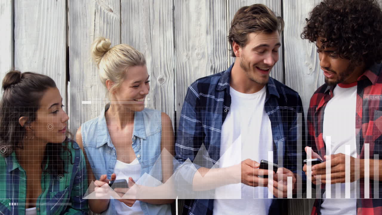 animación del procesamiento de datos sobre diversos amigos que usan teléfonos inteligentes