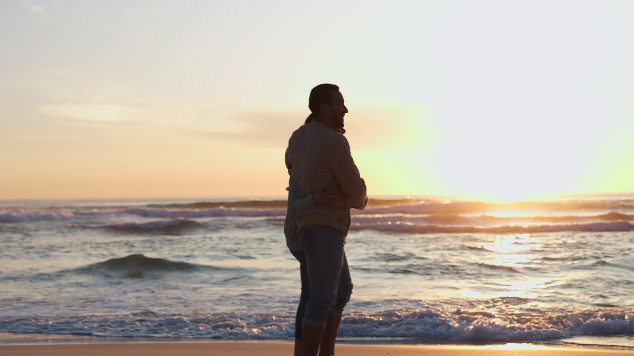 해변 실루 ⁇ , 해가 지고 커플이  ⁇ 고 있습니다.