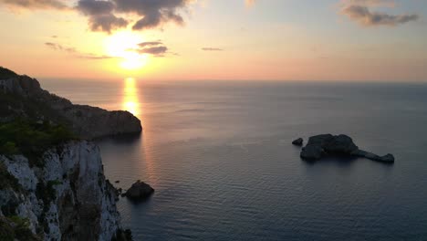 Sonnenuntergang-Auf-Ibiza-Mit-Blick-Auf-Eine-Felsige-Klippe-Und-Das-Ruhige-Meer