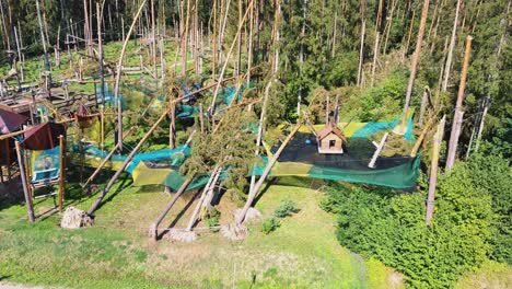 Ein-Zerstörter-Vergnügungspark-Nach-Einem-Sturm