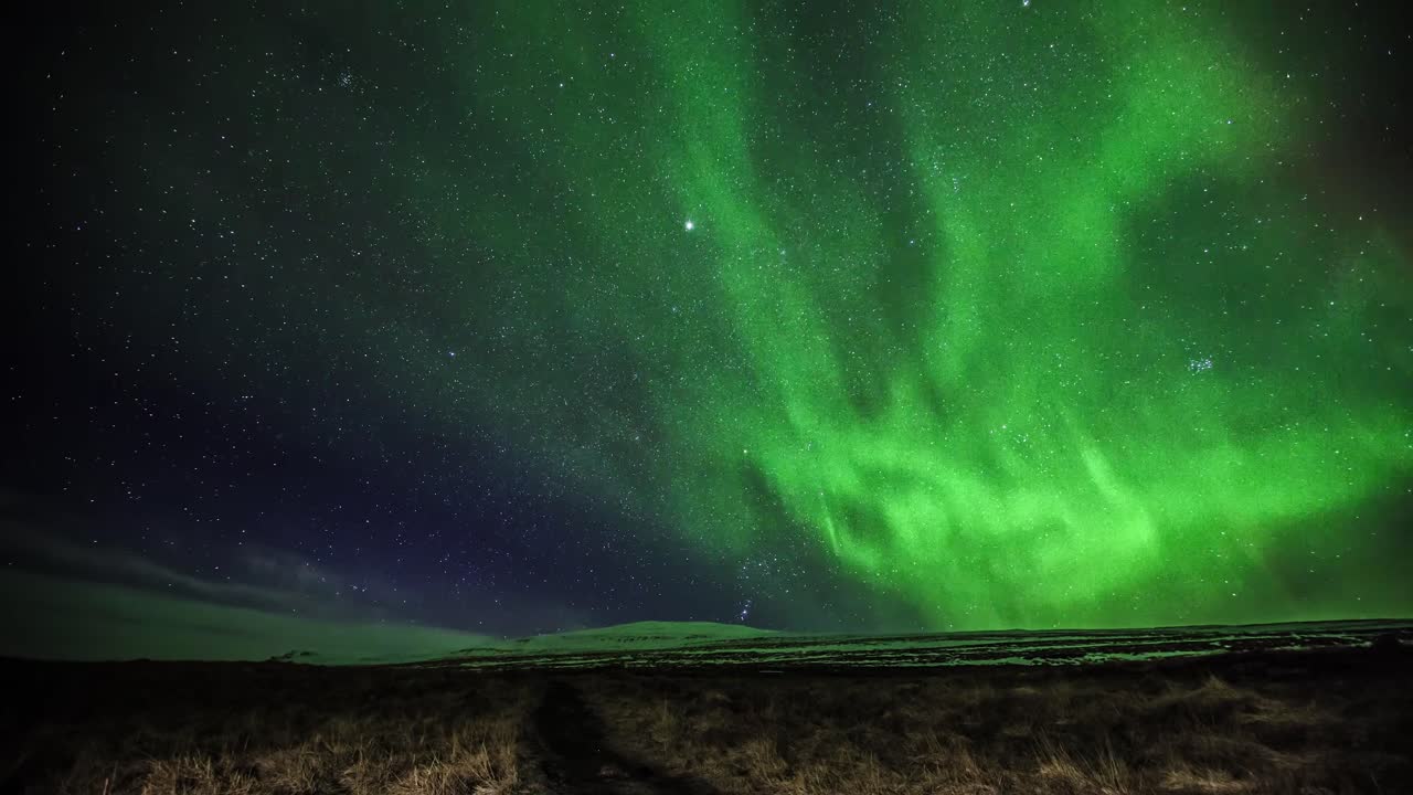 una captura de las luces del norte que bailan y parpadean rápidamente capturada en islandia