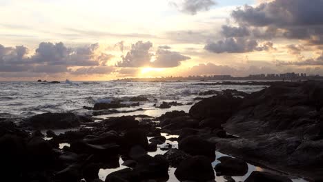 Schöne-Meereswellen-Stürzen-Bei-Sonnenuntergang-Auf-Felsen-Der-Strandküste-Und-Zoomen-Hinein