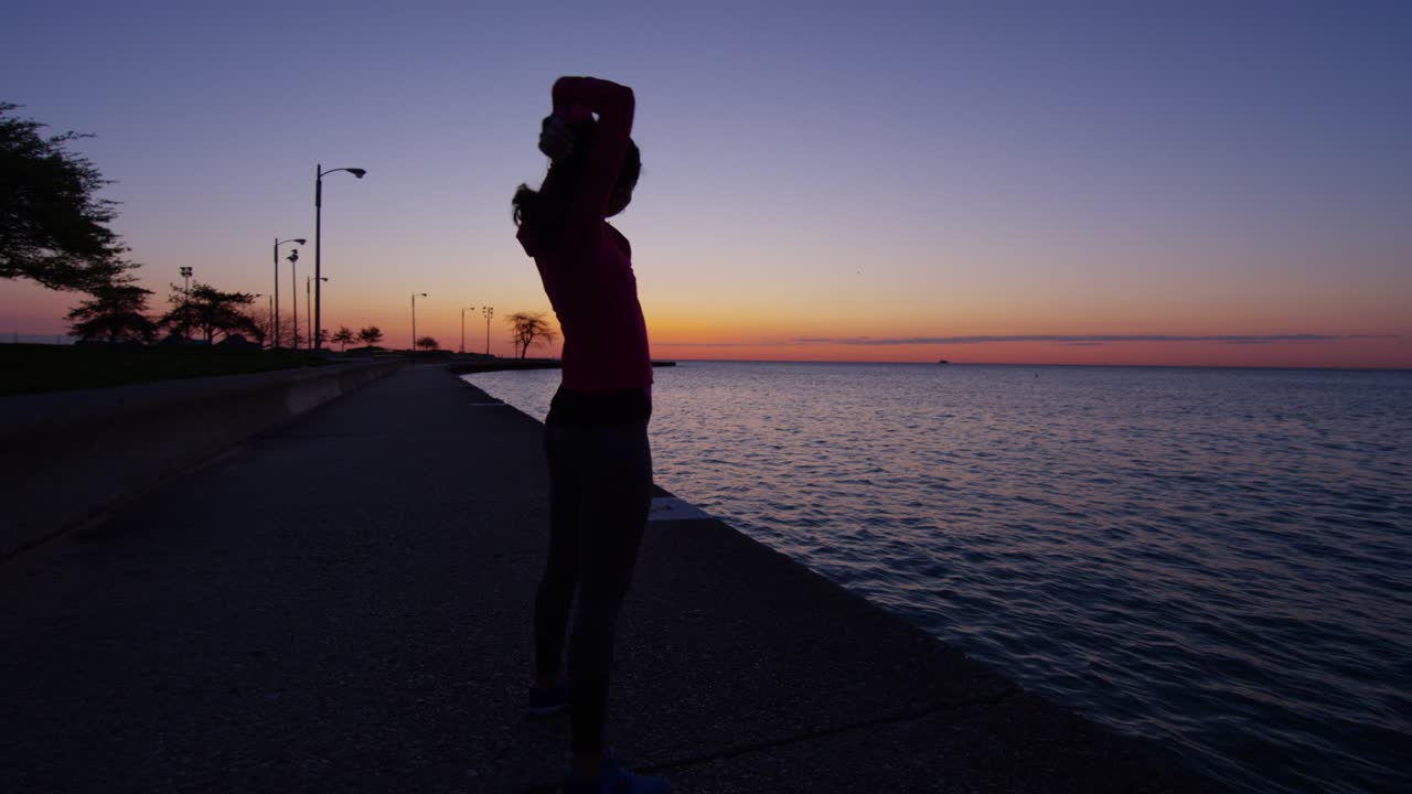 ヒスパニック系 白人女性 シルエット 運動 日出時のストレッチ