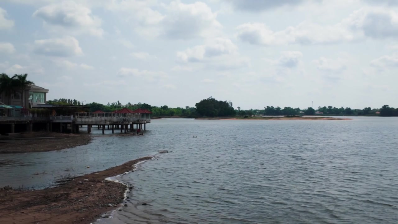 A Cong Vien ven ho Ba To a Vung Tau, i visitatori possono passeggiare lungo l'acqua, osservare la vita locale e godersi lo spazio aperto. L'area offre viste panoramiche e punti di relax