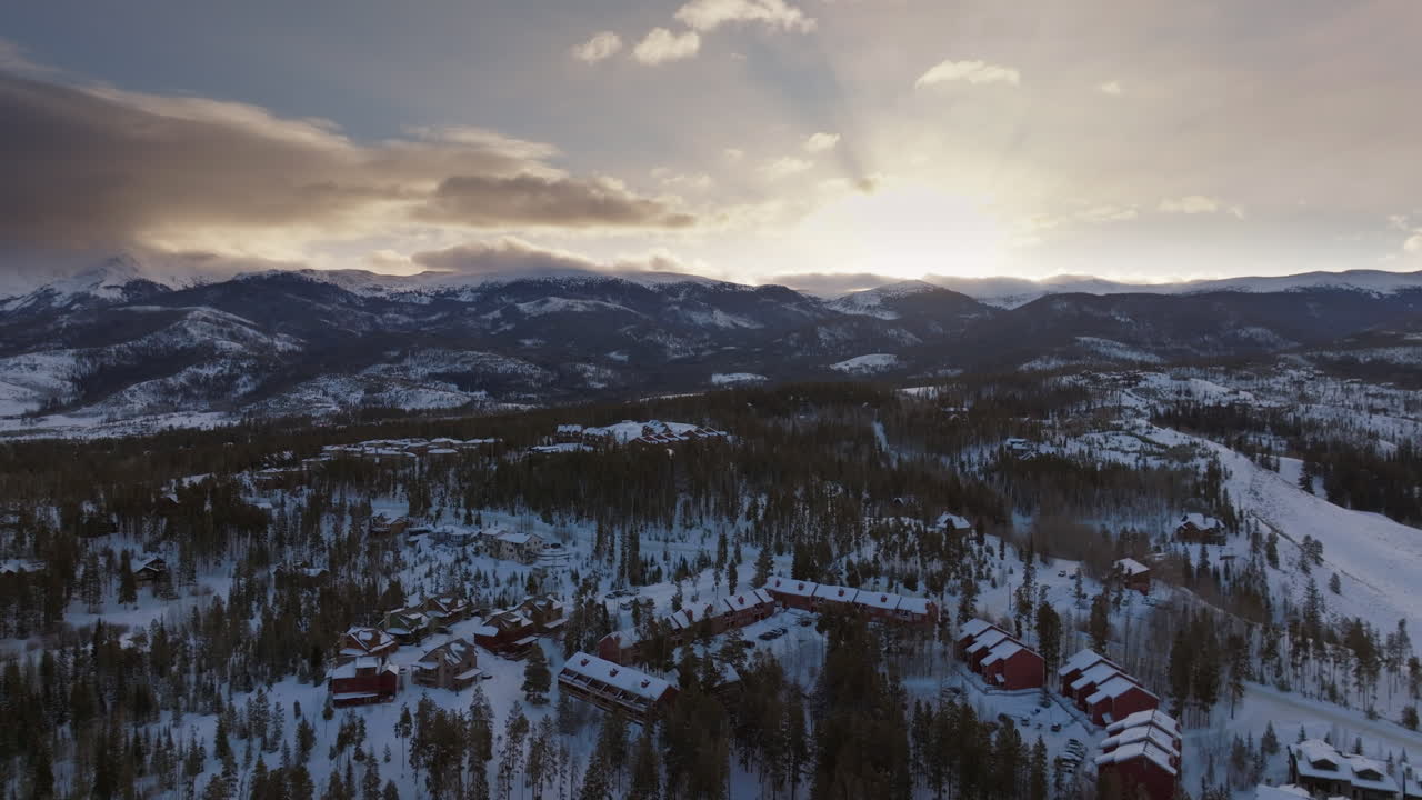 toma aérea del amanecer en las montañas rocosas