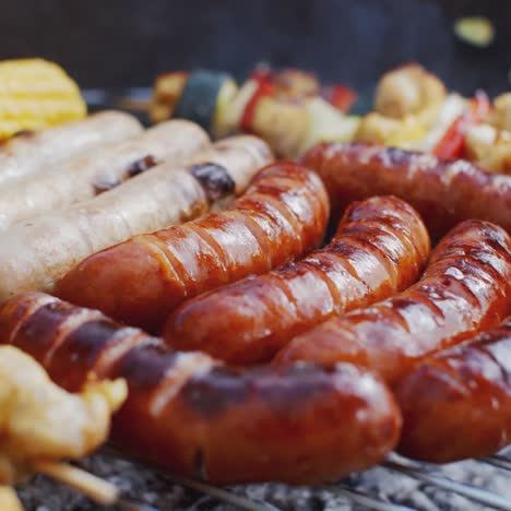 salchichas y verduras cocinadas a la parrilla