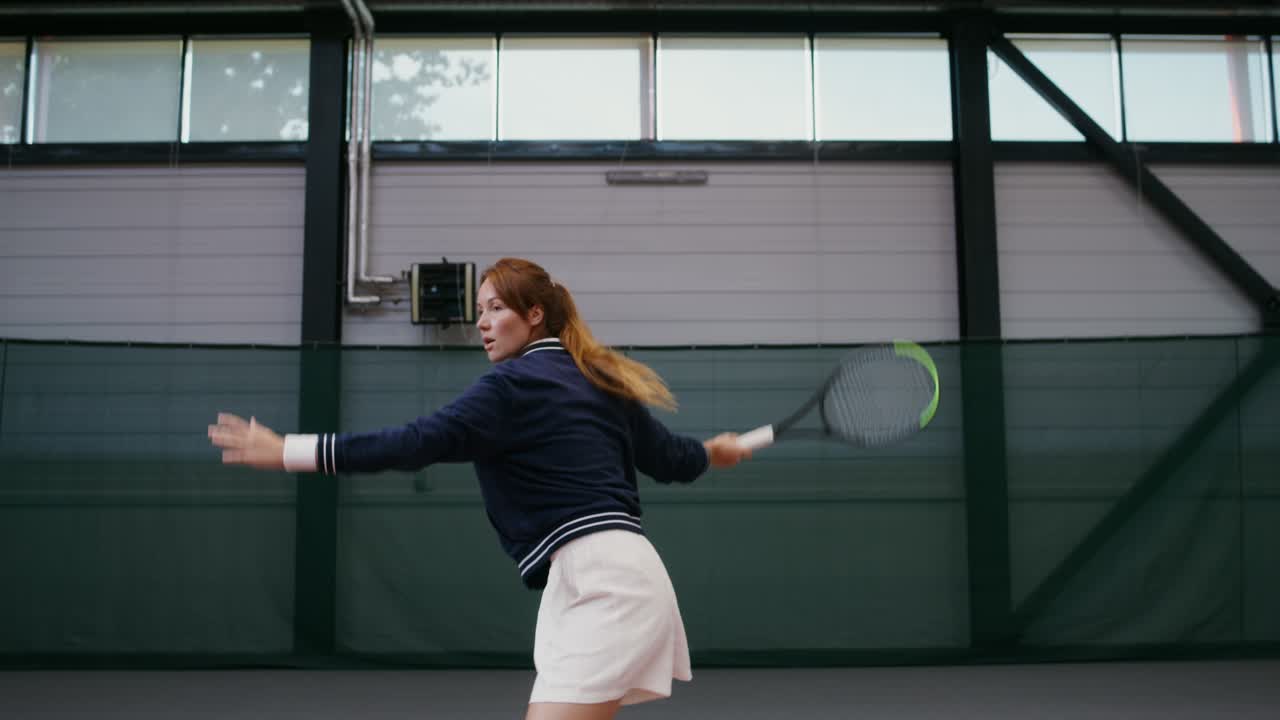 실내에서 테니스를 하는 여자