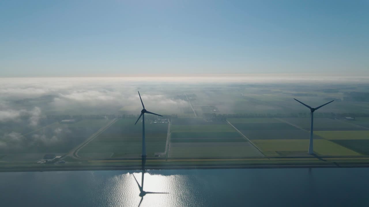 enormes turbinas de molino de viento, granja de molino del viento en la costa en el océano westermeer parque de viento, molinos de viento aislados en el mar en un hermoso día brillante países bajos flevoland noordoostpolder