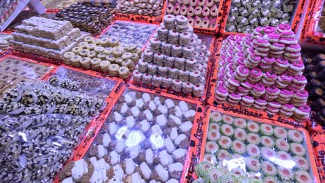 El-Bullicioso-Mercado-De-Agadir,-Donde-Se-Venden-Deliciosos-Pasteles-Y-Delicias-Dulces.