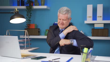 el hombre de negocios con hombros doloridos está aburrido.