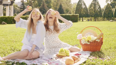 zwei freunde genießen ein picknick in einem park