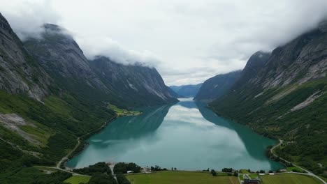 Lago-Jolstravatn-En-Sunnfjord,-Vestland,-Noruega---Antena