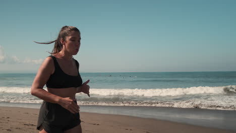 mujer corriendo en la playa