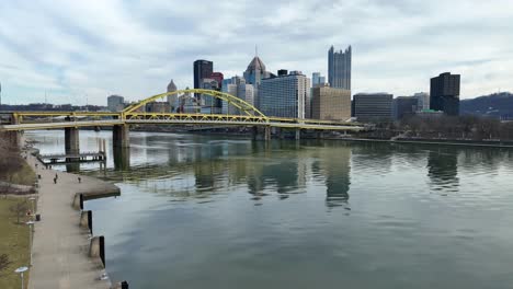 Aerial-shot-of-Fort-Duquesne-bridge-over-Allegheny-River-in-Pittsburgh,-Pennsylvania