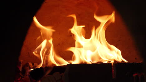 fuego en un horno de leña