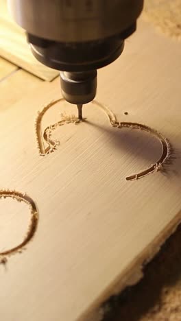 la máquina de cortar madera se mueve por encima de la mesa de trabajo