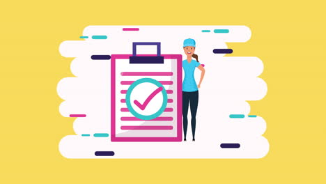trabajadora logística con lista de comprobación