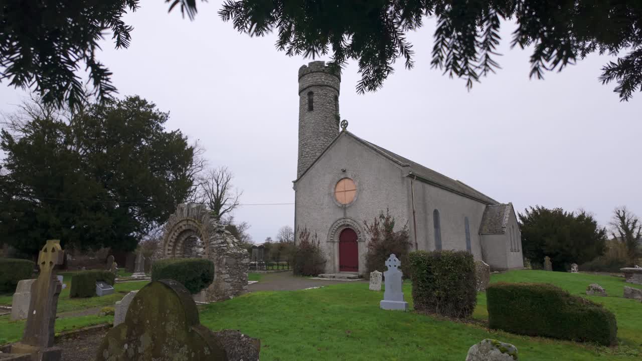 묘지 고대 역사적인 교회 묘석 캐슬더모트 킬데어 아일랜드 겨울에 조용한 장소