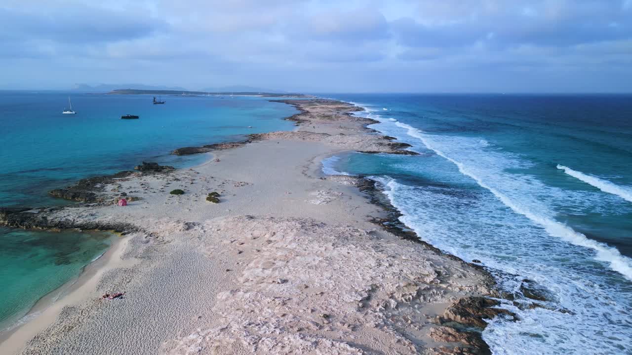긴 곶, 부서지는 파도