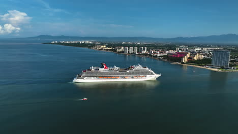 Großes-Luxuskreuzfahrtschiff,-Das-In-Die-Küste-Des-Sonnigen-Mexiko-Einfährt---Luftaufnahme