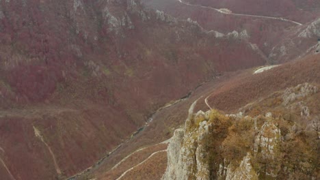 Schönes-Serbisches-Bergtal,-Malerische-Landschaftsluftaufnahme