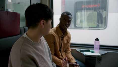 amigos hablando en el tren