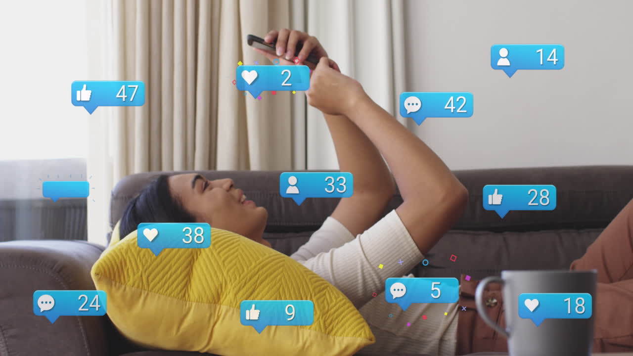 animación de iconos y números de redes sociales sobre mujeres biraciales que usan teléfonos inteligentes
