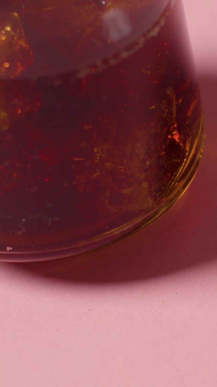 핑크색 배경에 선글라스와 차가운 음료의 수직 여름 휴가 개념 비디오