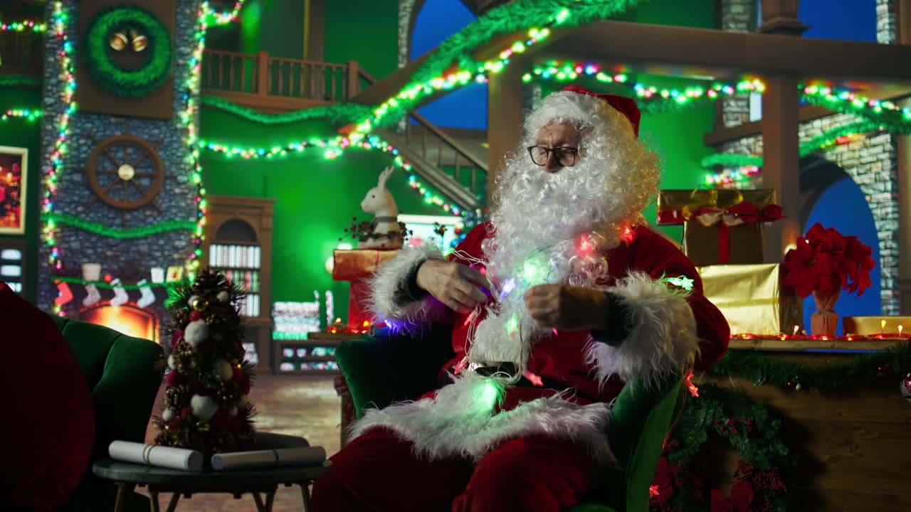 산타가 크리스마스를 장식하는 것