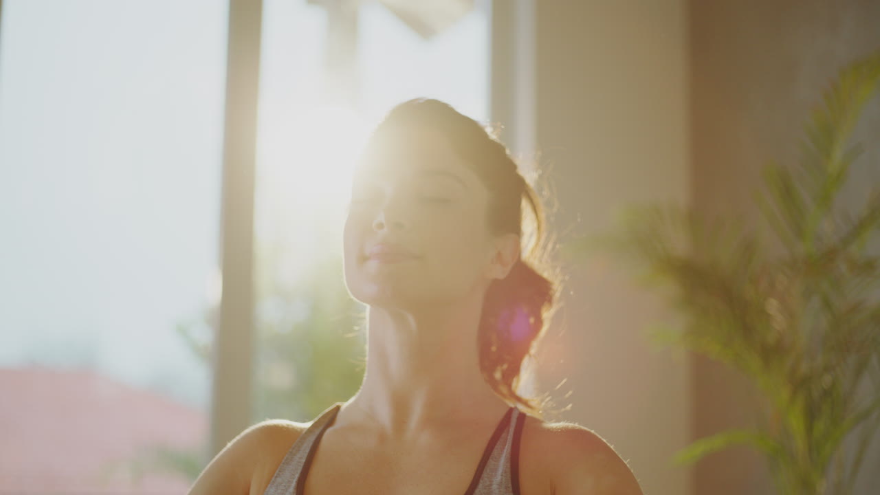 집에서 명상하는 여자