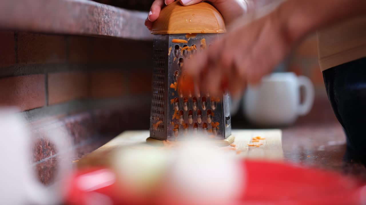 Preparare le carote con una grattugia