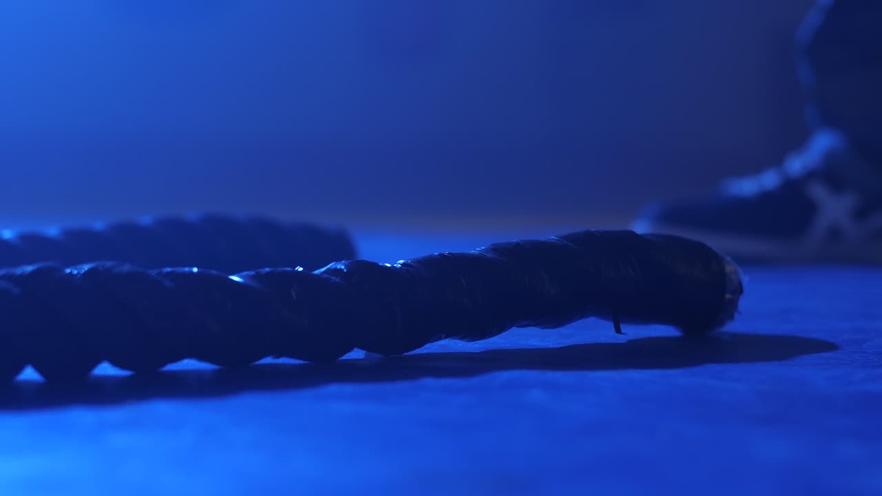 체육관 에서 점프 로프 를 사용 하여 운동 하는 사람