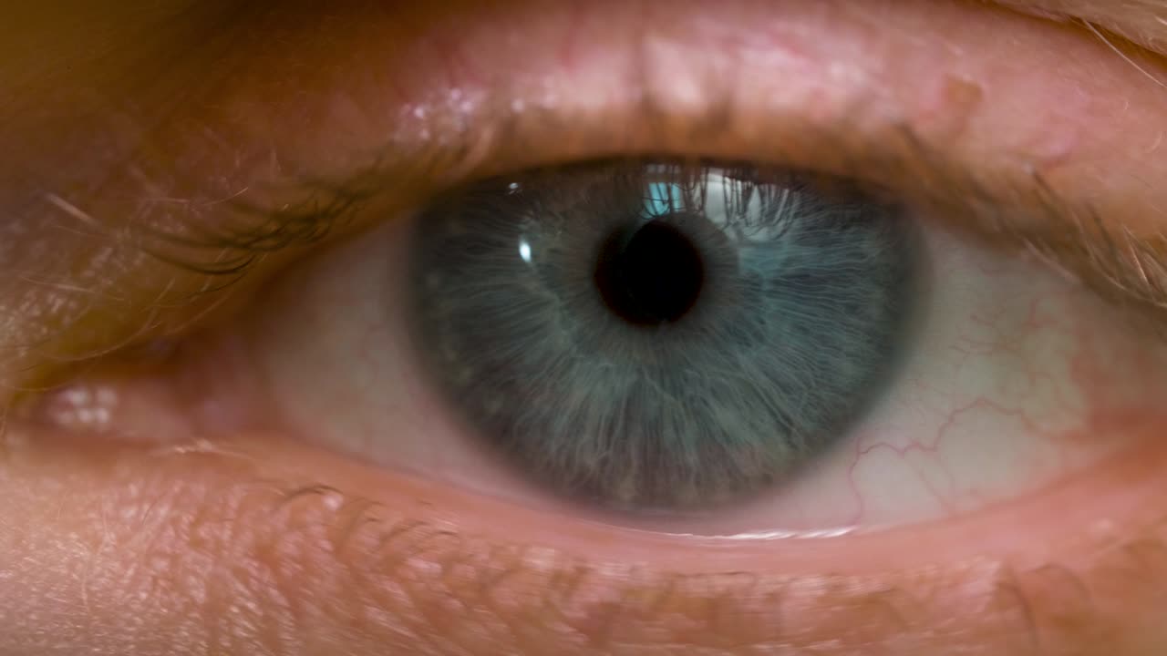 macro toma de hombre caucásico parpadeando de ojos azules