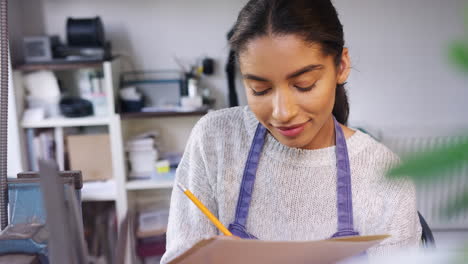 Joyero-Femenino-Esbozando-El-Diseño-De-La-Pieza-En-El-Estudio