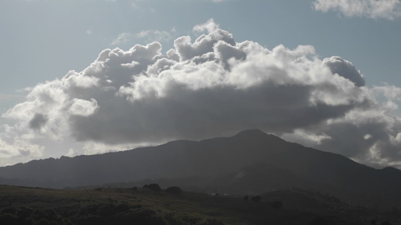 폭풍 구름이 언덕이 많은 지역을 통과