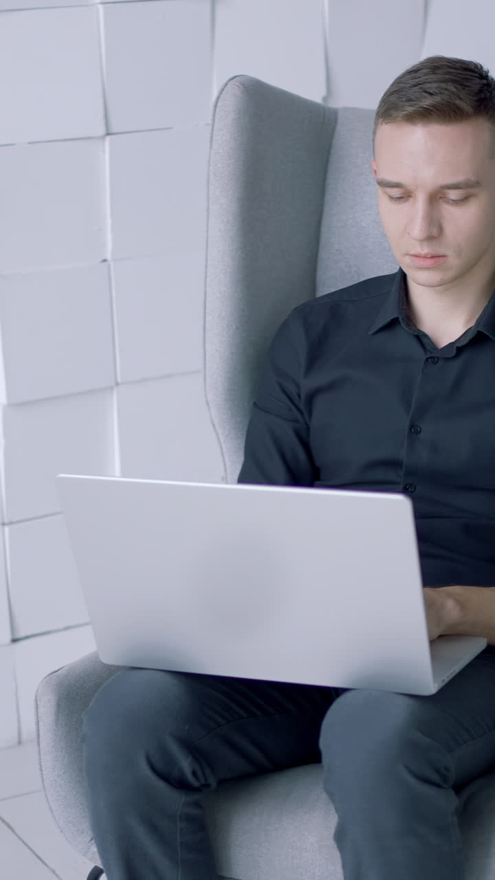 hombre trabajando en una computadora portátil en un espacio de trabajo moderno