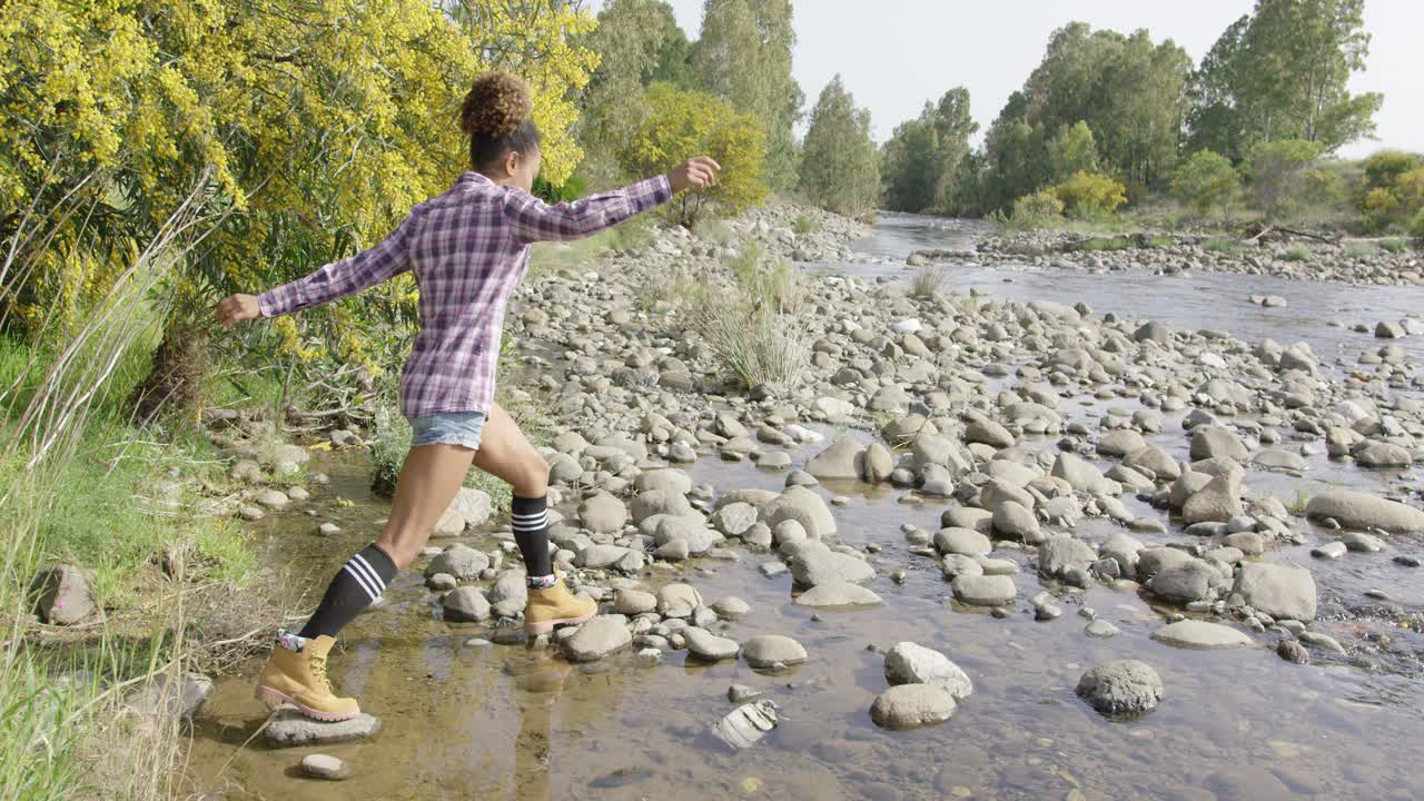 mujer turista caminando sobre rocas