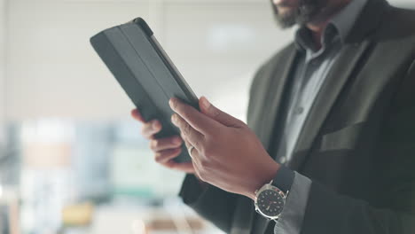 de un hombre en la oficina con las manos de la tableta