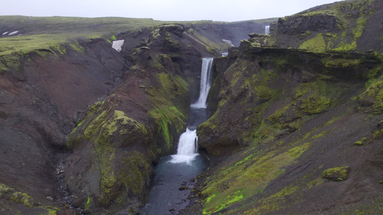 aerial en el famoso monumento natural y atracción turística de skogafoss falls y el sendero de fimmvorduhals en islandia