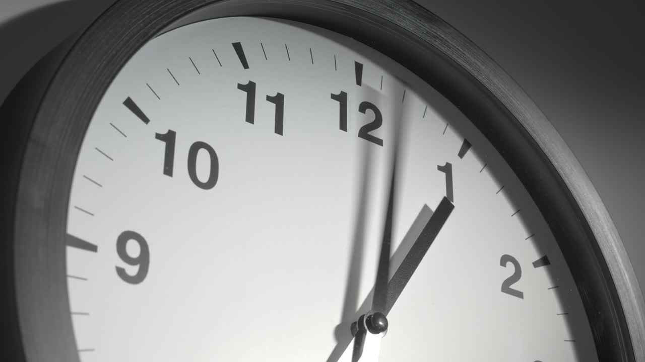 reloj en el lapso de tiempo en la pared blanca en la oficina