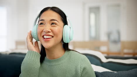 헤드폰, 춤과 살아있는 젊은 여성