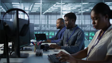 squadra che lavora in un data center