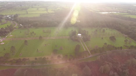Drohnen-Sonnenuntergangsansicht-Des-Amerikanischen-Friedhofs-Und-Denkmals-In-Der-Normandie