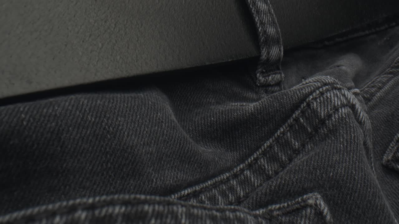 검은색 가죽 벨트, 검은색 청바지, 남자 바지, 뒤집힌 돌리