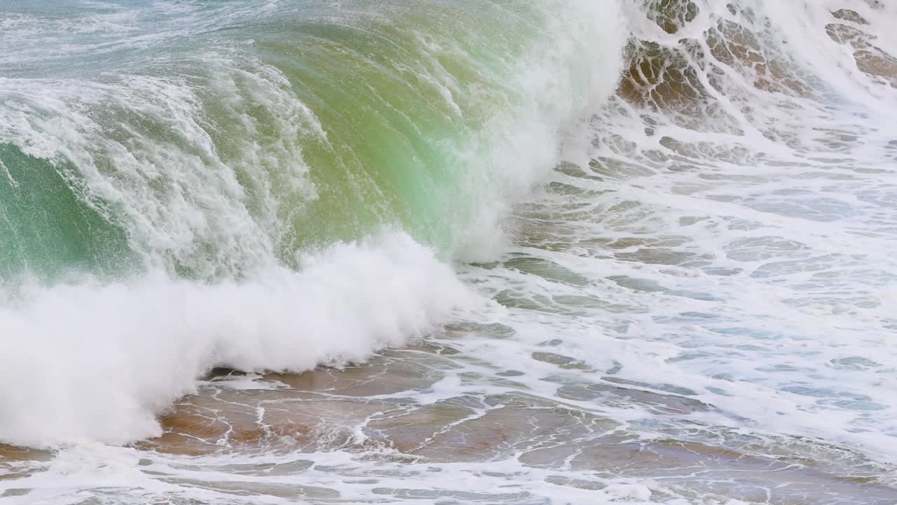 las poderosas olas del océano