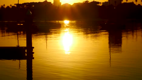 Reflexion-Des-Sonnenaufgangs-In-Der-Nähe-Des-Piers-Reflexion-Des-Wassers-Des-Sonnenaufgangs-In-Der-Nähe-Des-Piers-Von-St.-Kilda