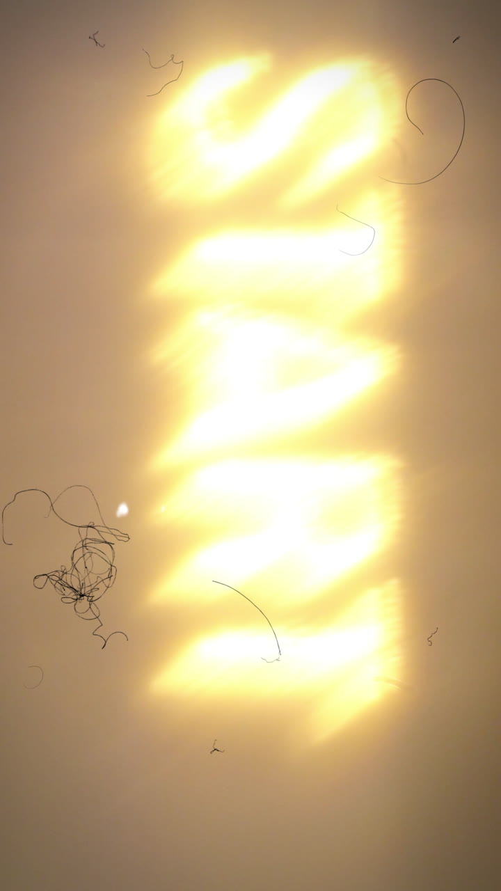 Sovrapposizione di pellicola vintage con fughe di luce e graffi