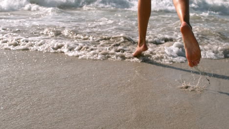 los pies de una mujer corriendo