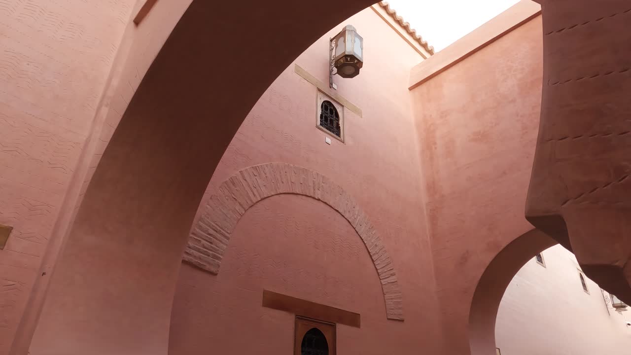 fuera de la madrasa ben youssef colegio islámico decorado entrada de arco de piedra arenisca, marruecos