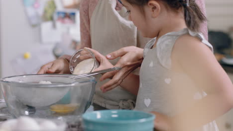 Kleines-Mädchen-Hilft-Mutter-Beim-Backen-In-Der-Küche,-Mischt-Zutaten,-Backt-Kekse-Und-Bereitet-Rezept-Zu-Hause-Vor,-Während-Mutter-Ihrer-Tochter-Am-Wochenende-Etwas-Beibringt